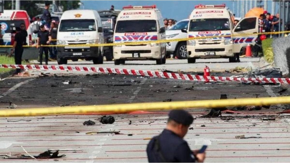 at least 10 dead after a plane crash