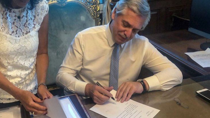El presidente Alberto Fernández firmará el DNU que reinstala el barril criollo de petróleo para resguardar la producción de crudo, los empleos y el abastecimiento de combustibles en la Argentina.