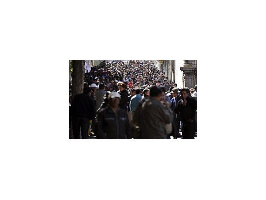 Policías movilizados en la Plaza de Las Armas de La Paz.