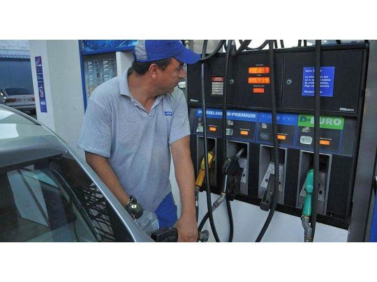 Expendedores de combustibles anunciaron que no pueden pagar el bono de fin de año
