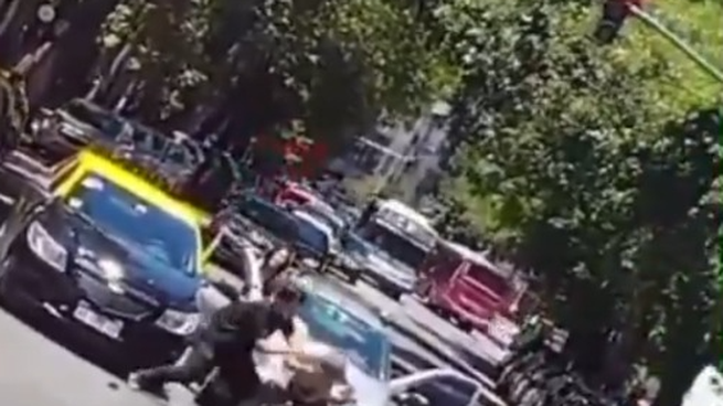 Una discusión de tránsito entre un taxista y un automovilista en Caballito terminó mal.