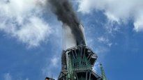 Un incendio se desató en una de las torres de un monumeto histórico en Rúan, Francia.