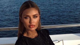 Victoria Bonya es una ex presentadora de televisión rusa convertida en influencer de moda. Victoria Bonya es una ex presentadora de televisión rusa convertida en influencer de moda.