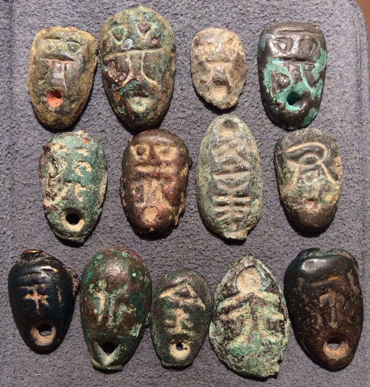 Cuando en el 900 A.C. los caracoles comenzaron a escasear, los chinos comenzaron a realizar replicas en bronce y otros materiales, que usaron como monedas (dinero nariz-hormiga) Cuando en el 900 A.C. los caracoles comenzaron a escasear, los chinos comenzaron a realizar replicas en bronce y otros materiales, que usaron como monedas (dinero nariz-hormiga)