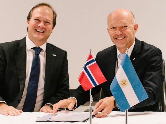 El vicepresidente ejecutivo de Exploración de Equinor, Tim Dodson, y el CEO de YPF, Daniel González, firmaron un nuevo acuerdo para la exploración del offshore argentino mediante la asociación en el bloque CAN 100, ubicado en la Cuenca Argentina Norte.