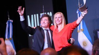 Javier Milei celebra la victoria electoral junto a su hermana Karina, luego nombrada secretaria General de la Presidencia.