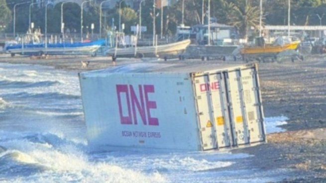 Un extraño contenedor apareció flotando en la costa de Puerto Madryn.