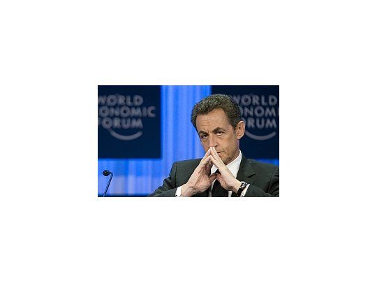 El presidente francés criticó los grandes titulares de la prensa que anunciaban la desaparición del euro