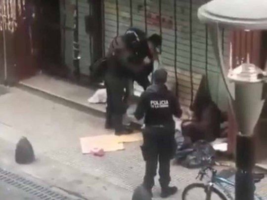 Violencia institucional por parte de la Policía de la Ciudad a una persona sin techo.