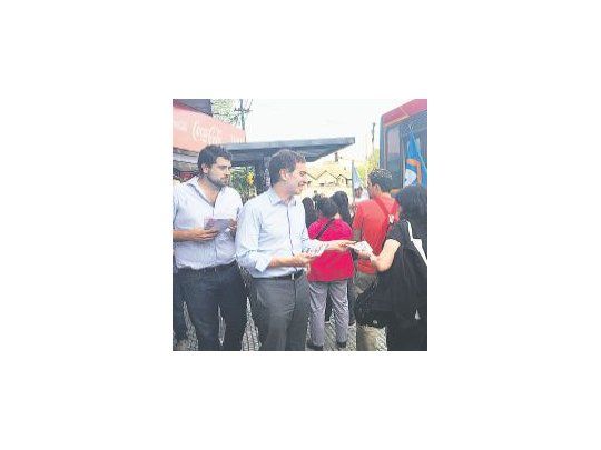 Boleta en mano. Diego Santilli repartió ayer la papeleta de Mauricio Macri  en las calles de Hurlingham, distrito donde manda el peronismo.