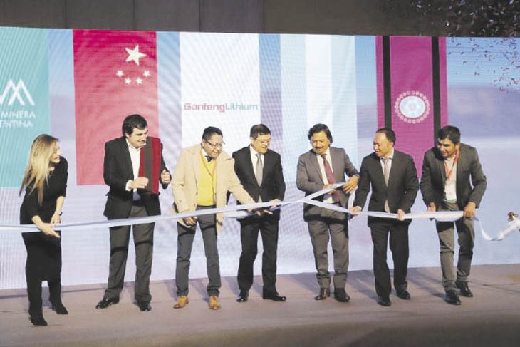 presentación. Sáenz con autoridades de la minera china Ganfeng y Litio Minera Argentina realizaron un corte de cinta que simboliza el comienzo de la construcción de la planta en La Puna.