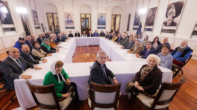Alberto Fernández junto a personalidades en la Casa Rosada.&nbsp;