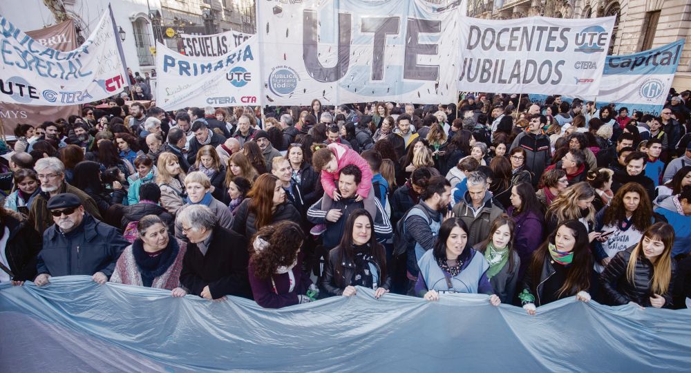 Docentes salieron a reclamar a las calles en varias provincias en una jornada de paro nacional docente.