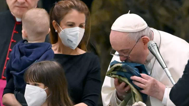 La bandera era originaria de Bucha, la ciudad de la masacre en Ucrania.