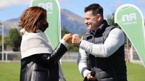 Juan José Deco junto a Arabella Carreras, gobernadora de Río Negro.