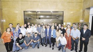 Cónclave. Axel Kicillof ofició como anfitrión de un encuentro que nucleó a todas las vertientes de un peronismo que busca retomar la iniciativa. Respaldo unificado al paro de la CGT y estrategia legislativa común.