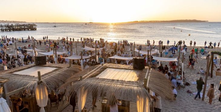 Ovo Beach es un punto de referencia en Punta del Este. Ovo Beach es un punto de referencia en Punta del Este.