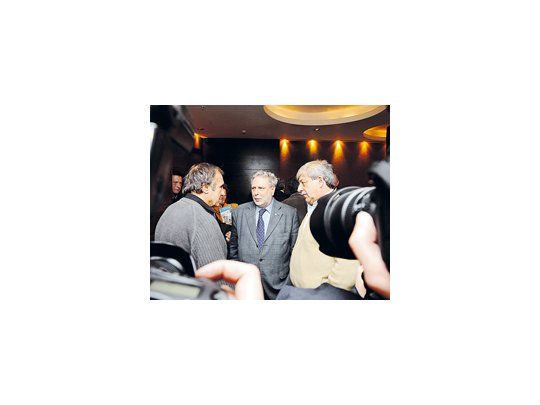 Carlos Reutemann, Mario Llambías (de CRA) y Eduardo Bussi (de la FAA) compartieron mesa junto al resto de la dirigencia agraria.