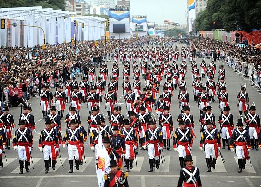 El desfile militar que abrió los festejos por el Bicentenario.