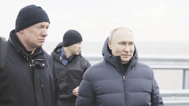 APARICIÓN. El presidente ruso Vladímir Putin visita un puente que conecta la parte continental de Rusia con la península de Crimea a través del estrecho de Kerch