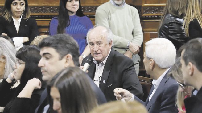exprés. Oscar Parrilli contento por cambios en consultas populares. Martín Lousteau se quejó por Bienes Personales. Hoy habrá sesión por Corte.
