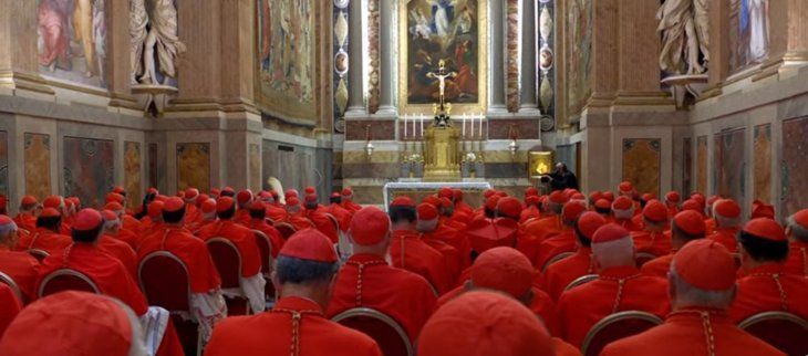 Los cardenales realizaron una procesi&oacute;n de la capilla Paulina a la Sixtina.
