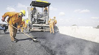 alarma. Las empresas y cámaras de la construcción advierten las consecuencias que tendría una paralización de la obra pública con financiamiento nacional, tal como adelantó Milei en estos días, tras ganar el balotaje.