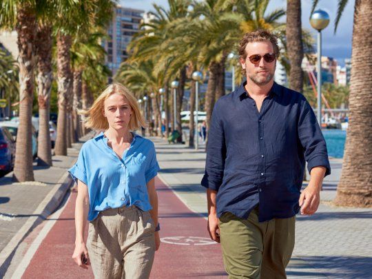 The Mallorca files. Elen Rhys y Julian Looman, los protagonistas.