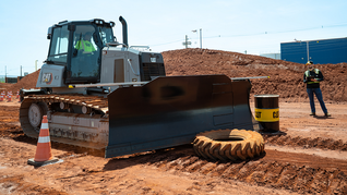 En el año del centenario de la firma de maquinaria pesada que transformó el mundo con sus tractores y motores, la competencia volvió a rendir homenaje al oficio que mueve la infraestructura del planeta. En el año del centenario de la firma de maquinaria pesada que transformó el mundo con sus tractores y motores, la competencia volvió a rendir homenaje al oficio que mueve la infraestructura del planeta.