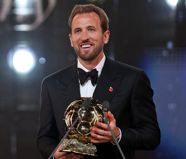 El delantero del Bayern Múnich conquistó por primera vez el máximo galardón individual del fútbol mundial y puso fin a 25 años de espera para Inglaterra. Además, ganó el premio Gerd Müller al mejor delantero del año, tras marcar 73 goles en la temporada 2025/26. El delantero del Bayern Múnich conquistó por primera vez el máximo galardón individual del fútbol mundial y puso fin a 25 años de espera para Inglaterra. Además, ganó el premio Gerd Müller al mejor delantero del año, tras marcar 73 goles en la temporada 2025/26.