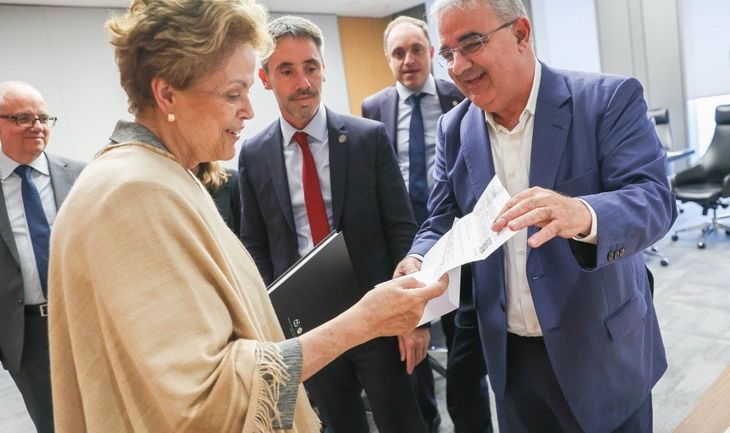 Tras el encuentro, Raúl Jalil le obsequió un poncho de vicuña a Dilma Rousseff. Tras el encuentro, Raúl Jalil le obsequió un poncho de vicuña a Dilma Rousseff.