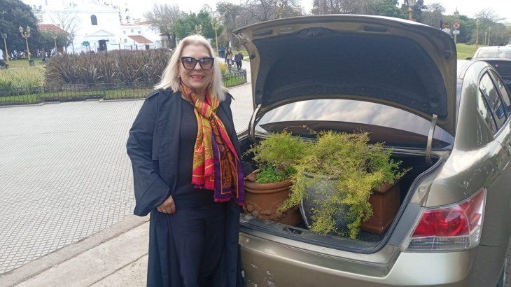 Elisa Carrió anduvo revolviendo volquetes en Recoleta. Elisa Carrió anduvo revolviendo volquetes en Recoleta.