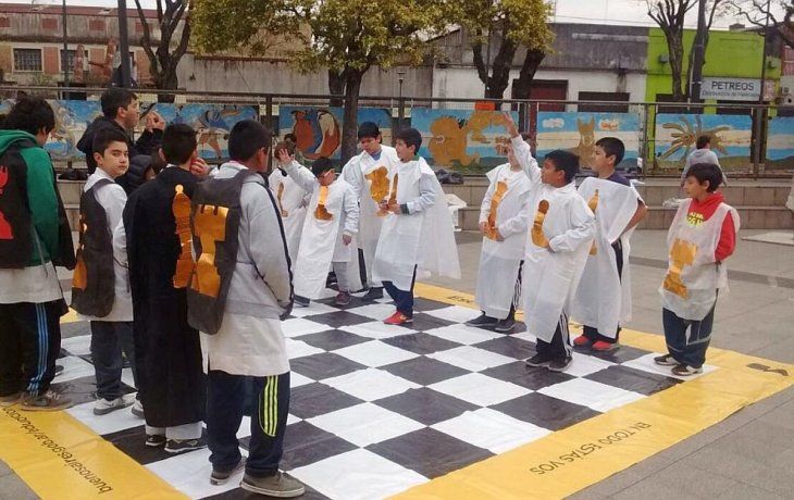 El Ministerio de Educación porteño asegura que la jornada extendida es una nueva forma de enseñar a través de clases de teatro, ajedrez, música, programación y actividades deportivas para fortalecer el contenido que aprenden en el aula.&nbsp;