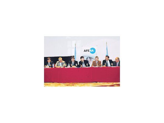 Sergio Romero, Juan Carlos Schoeder, Alfredo Scoccimarro, Juan Manuel Abal Medina, Gustavo Isaack, Gustavo Fernández Russo y Carlos Romero Feris. Parte de la nutrida concurrencia en la reunión de ayer.