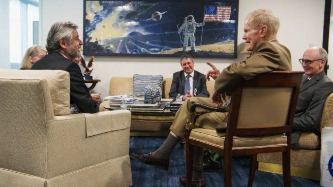 Daniel Filmus junto a Bill Nelson, en el 2022.