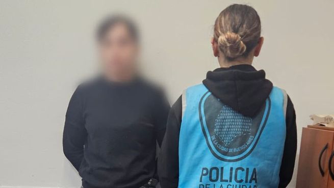 El Ministerio de Seguridad porteño comunicó la detención de una policía por presunta connivencia con los delincuentes.&nbsp;