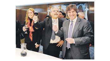 ámbito.com | Julio De Vido comandó el brindis ayer, por el Día del Periodista, en el Ministerio de Economía. Lo acompañaron Amado Boudou y Débora Giorgi. Los tres, de inmejorable humor.