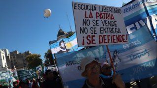 Ya comenzó la marcha de la CGT en la previa del Día del Trabajador. Ya comenzó la marcha de la CGT en la previa del Día del Trabajador.