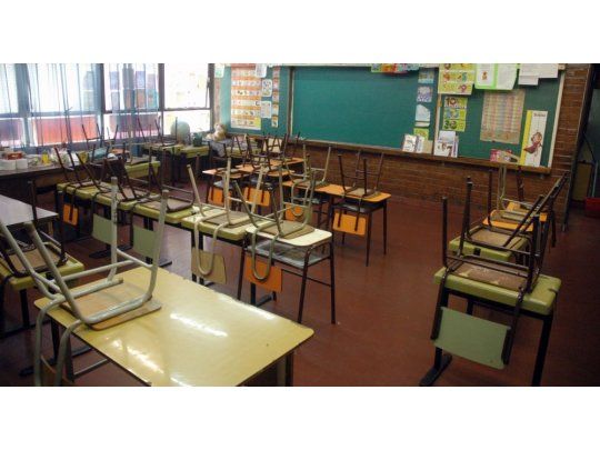 El reclamo es que se sancione una ley de paritaria nacional y se reabran las negociaciones salariales, debido al deterioro del poder adquisitivo del sueldo docente. Los docentes rechazan además la modalidad de la Evaluación Nacional Aprender 2016.