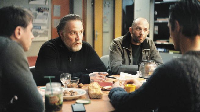 la noche del crimen. Un caso enmarañado que desvela a un oficial.