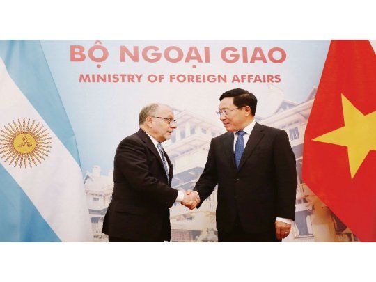 acuerdo. Jorge Faurie inició ayer una visita a Vietnam donde llegó desde Sudáfrica. Fue recibido por el primer ministro de ese país Nguyen Xuân Phúc. Busca firmar un acuerdo con los países del ASEAN.