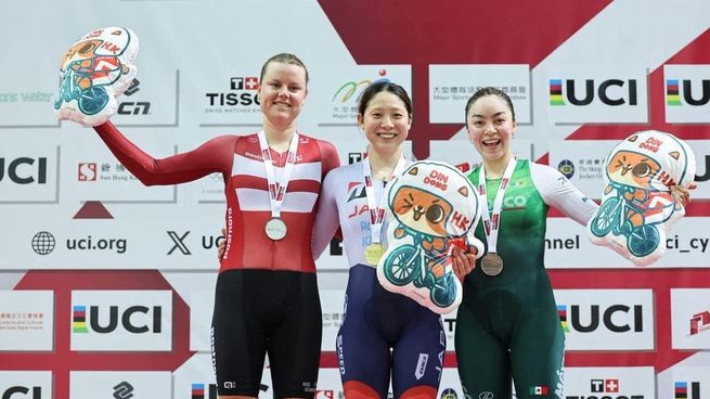 La mexicana Yareli Acevedo Mendoza obtuvo la medalla de bronce en la prueba de ómnium femenil disputada en Hong Kong. En el podio junto a la&nbsp; japonesa Tsuyaka Uchino, ganadora de la prueba, y la danesa Amalie Dideriksen, quien quedó segunda.