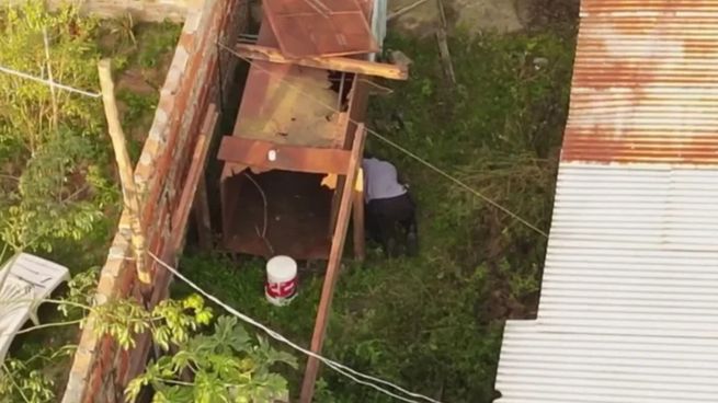 Las excavaciones se realizan en el jardín de la funcionaria detenida. 