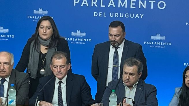 El líder de Cabildo Abierto, Guido Manini Ríos, en conferencia de prensa por un nuevo escándalo en el gobierno uruguayo.