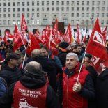 Trabajadores ferroviarios protestan en España. Trabajadores ferroviarios protestan en España.