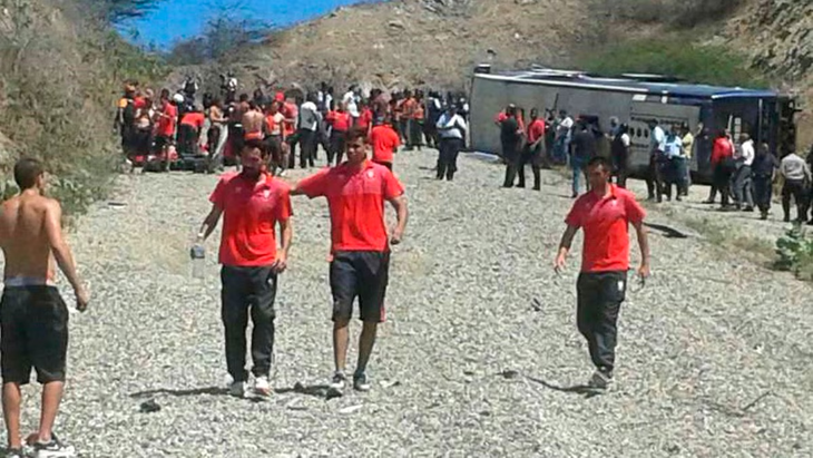 Así quedó el micro de Huracán tras el accidente en Caracas. Así quedó el micro de Huracán tras el accidente en Caracas.