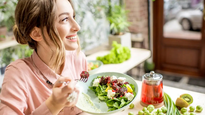 Veganismo. Hay muchas razones por las cuales las personas deciden hacerse veganas. Puede ser para ayudar a los animales, el planeta, su salud o todas estas razones juntas.&nbsp;