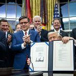 El presidente de EEUU, Donald Trump, firmó la vuelta al normal funcionamiento del gobierno estadounidense. El presidente de EEUU, Donald Trump, firmó la vuelta al normal funcionamiento del gobierno estadounidense.