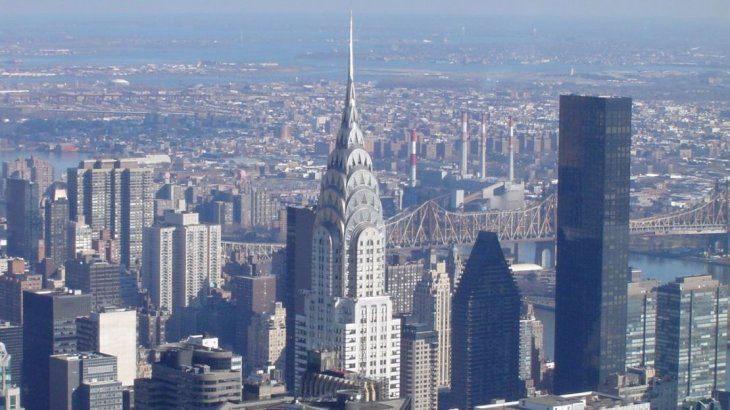 El edificio Chrysler fue inaugurado en 1930 y fue por once meses el más alto del mundo, hasta que fue destronado por el Empire State, el café que cerró remataba con una cúpula que lo imitaba