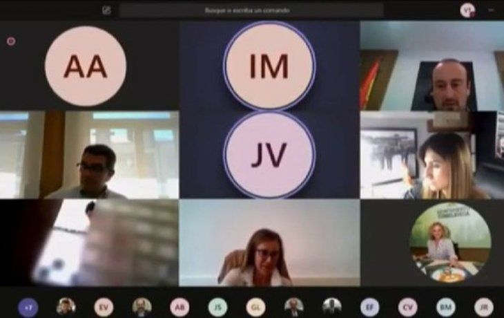 papelon: concejal espanol se ducho durante una videoconferencia y olvido apagar la camara